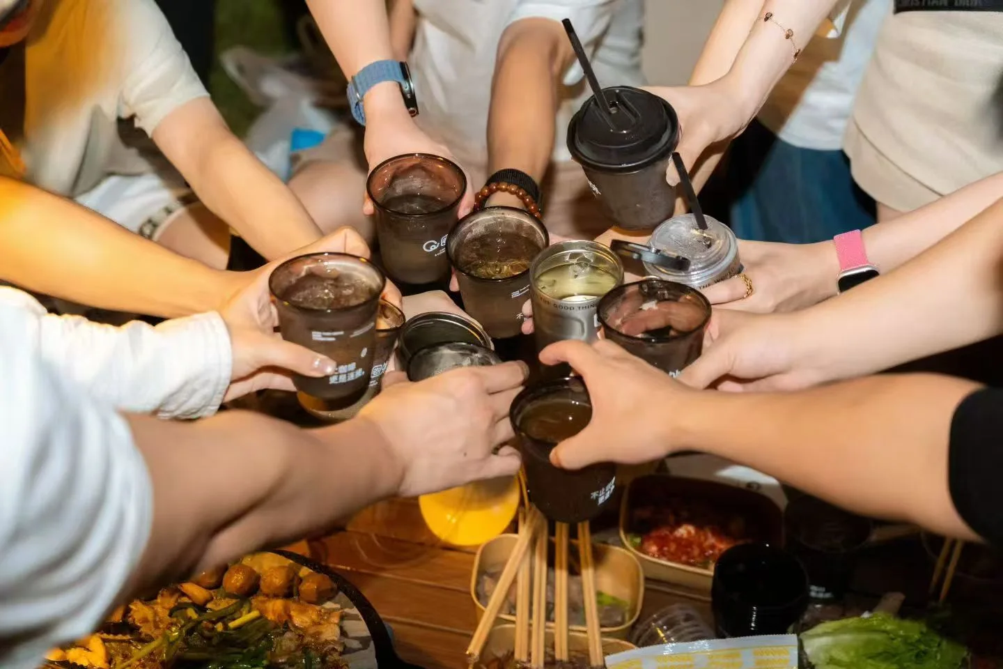 破圈创业者饭局,多人手持饮品碰杯