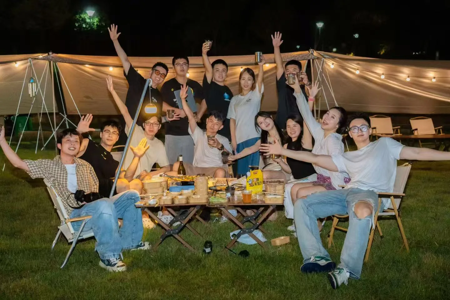 夜晚天幕下的草坪长桌聚餐,破圈社区成员围坐交流